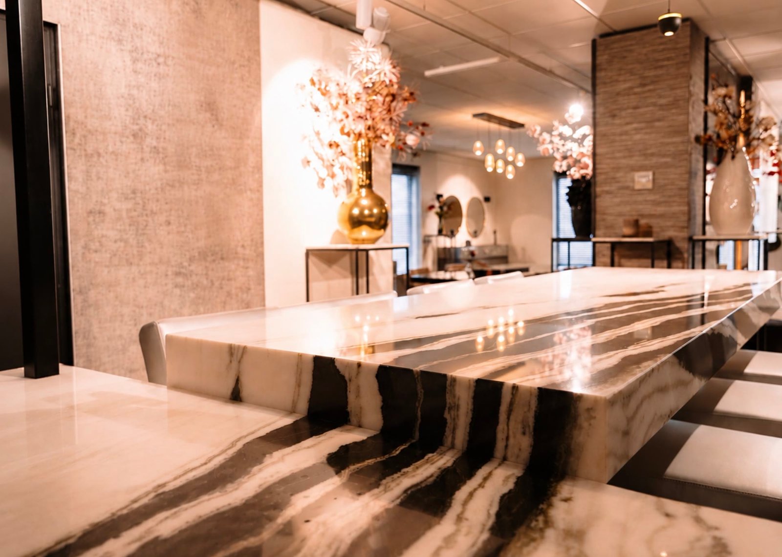 Luxe interieur met een tafelblad van natuursteen